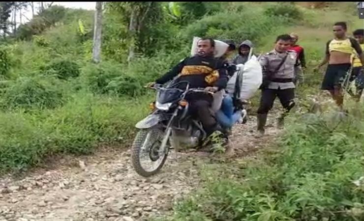 Akses Jalan Buruk, Anggota Polisi Sigi Antar Jenazah Dengan Sepeda Motor