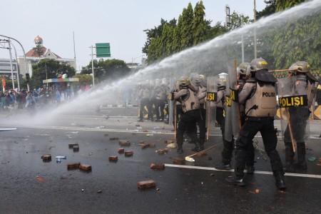 Bentrok Demo Tolak RUU Omnibus Ciptaker,  YLBHI: Polisi Brutal
