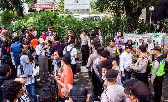 Polisi blokade kantor LBH Jakarta