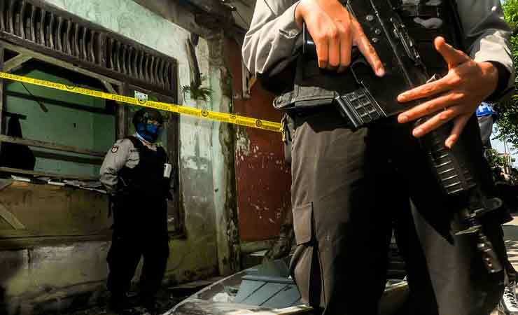 Polisi geledah rumah terduga teroris di Bandung.