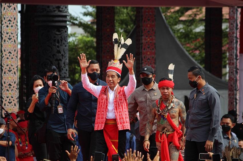Presiden Jokowi saat berkunjung ke Kota Pontianak, Selasa (29/11/22). Jokowi juga mengecek harga pan