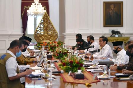 Kasus Masih  Tinggi, Jokowi Perintahkan Peningkatan Tes  Covid-19 di 8 Provinsi