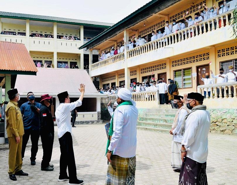 Jokowi Ingin Santri di Pondok Pesantren Terproteksi dari Covid-19