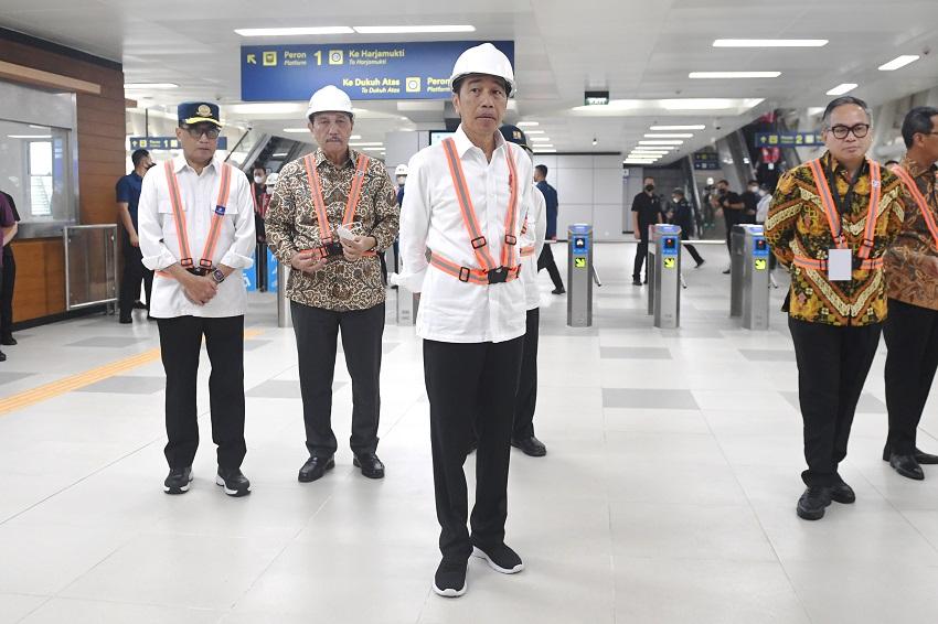 Jokowi Targetkan LRT Jabodebek Beroperasi di Juli 2023