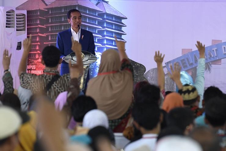 Bagikan Sertifikat, Jokowi: Saya Pusing Dicurhati Warga Soal Sengketa Lahan