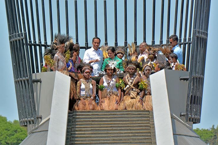 Pesan Jokowi Saat Meresmikan Monumen Kapsul Waktu di Papua