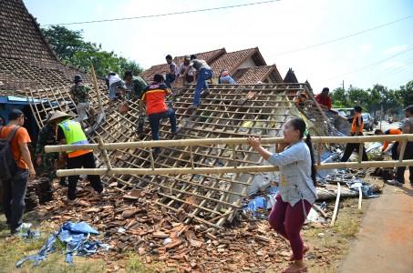 Puting Beliung Landa Cilacap, Satu Rumah Ambruk Puluhan Lainnya Rusak