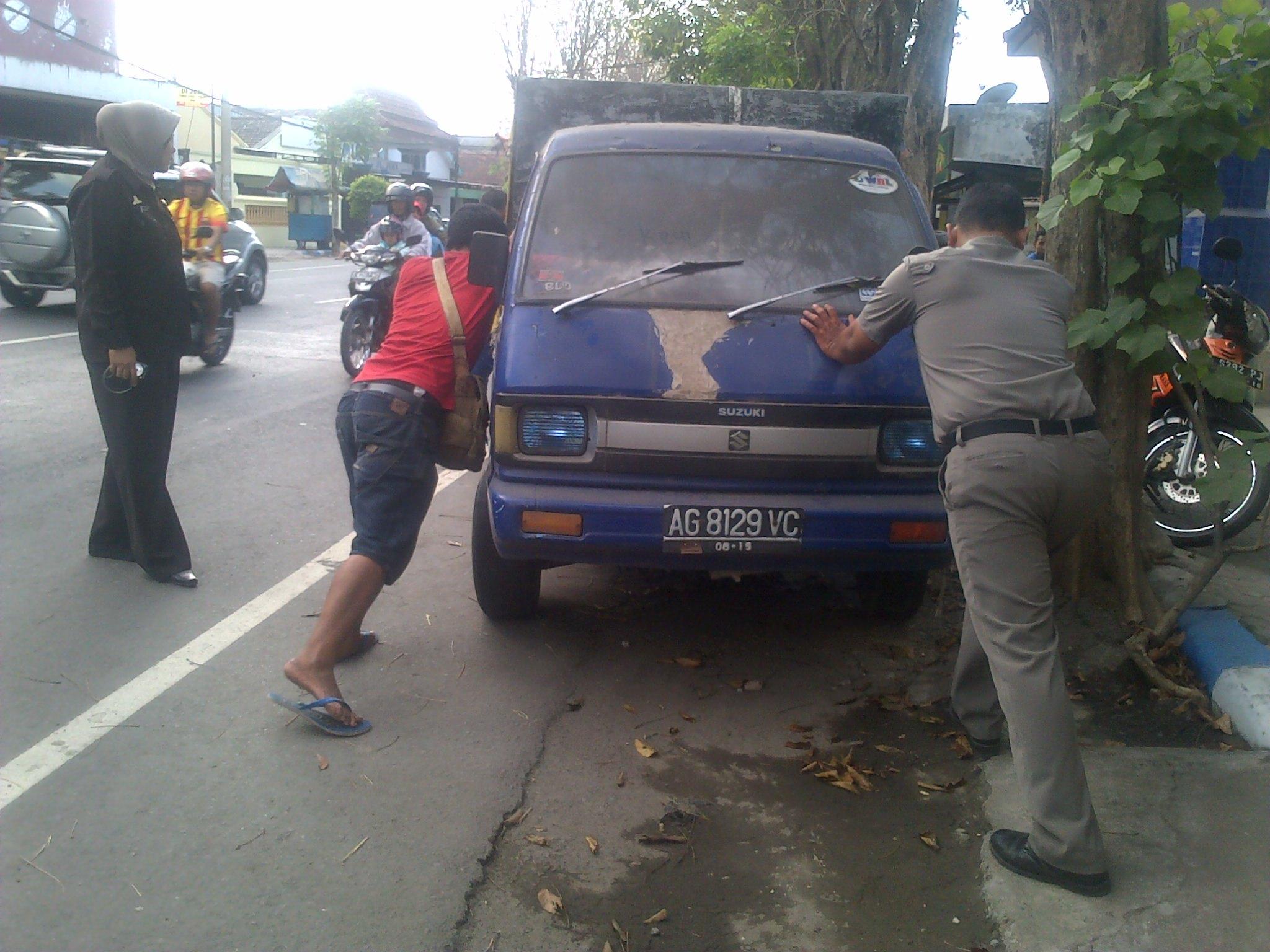 Bandel berjualan di jalan. Mobil Pick up milik pedagang buah di Jalan Hasyim Asy’ari Jombang di dere