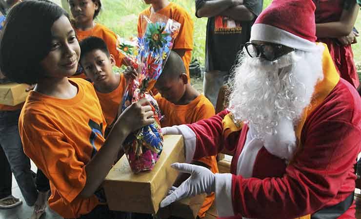 Santa Claus memberikan hadiah natal