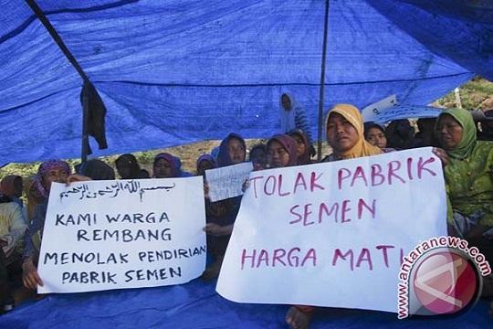 Perempuan Rembang berkumpul di tenda untuk memprotes pendirian pabrik PT Semen Indonesia di Tegal Do