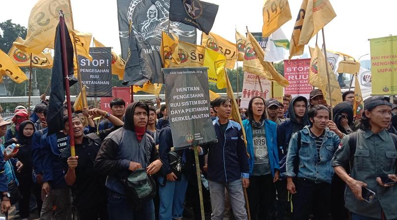 Hari Tani, Ratusan Orang Demo DPR Tolak RUU Pertanahan