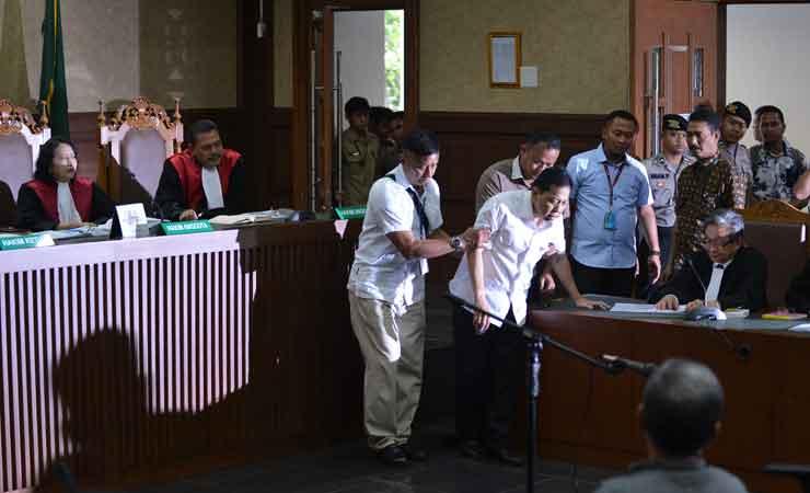 Setya Novanto tertatih memasuki ruang sidang Tipikor Jakarta