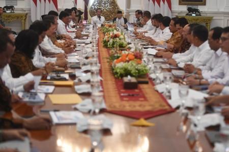 Sidang Kabinet Perdana, Jokowi: Jangan Ribut di Luar