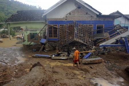 Badai  Cempaka Menjauh, BNPB Imbau Warga Tetap Waspada