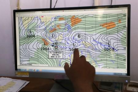 BMKG: Siklon Surigae Bisa Timbulkan Banjir, Longsor Hingga Badai Tropis