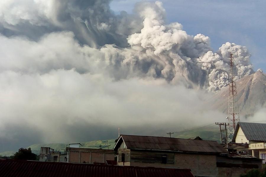 Sinabung Muntahkan Abu Vulkanik, Warga Terancam Infeksi Pernapasan