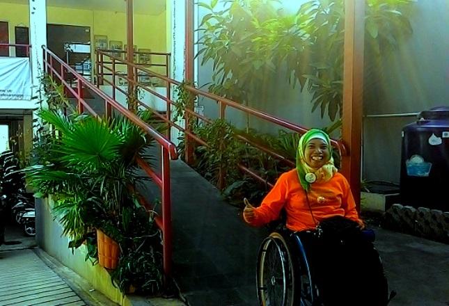 Pegiat Difabel Sri Lestari saat melintasi bidang miring di kantor KBR, Jalan Utan Kayu, Jakarta (Dok