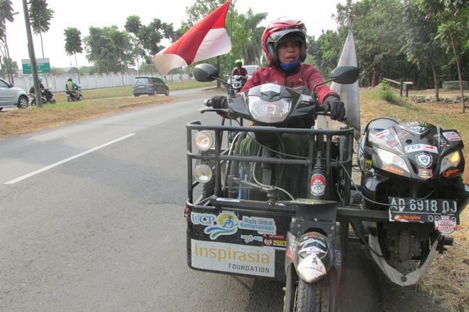 Sri Lestari mengendarai motor modifikasinya di Cilegon, Banten, Rabu (8/10) pagi. Sri adalah pemakai