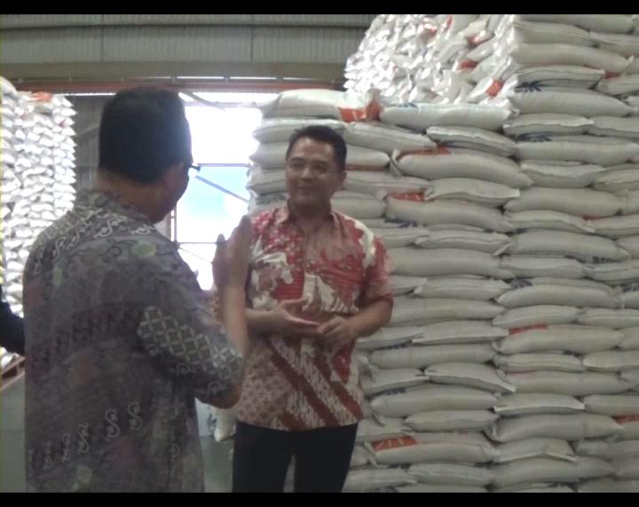Anggota Komisi VI DPR RI Surya Alam saat melakukan sidak di Gudang Bulog Tunggorono Jombang. Foto: K