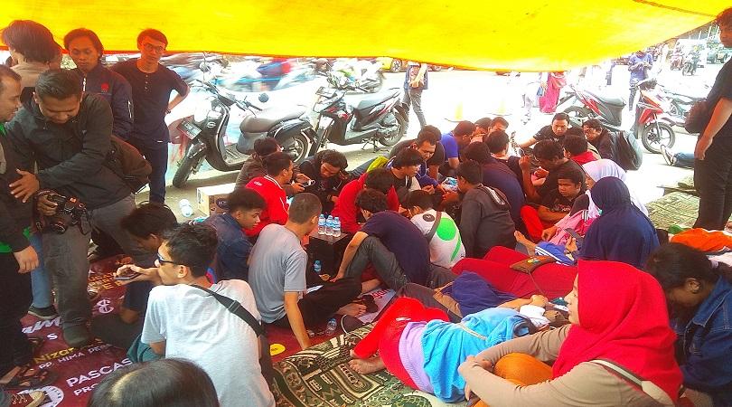 Pengosongan Paksa, Puluhan Penyandang Disabilitas Netra di Bandung Menginap di Trotoar