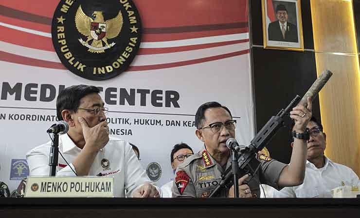 Tito Karnavian tunjukkan bukti senjata api pascakerusuhan Jakarta