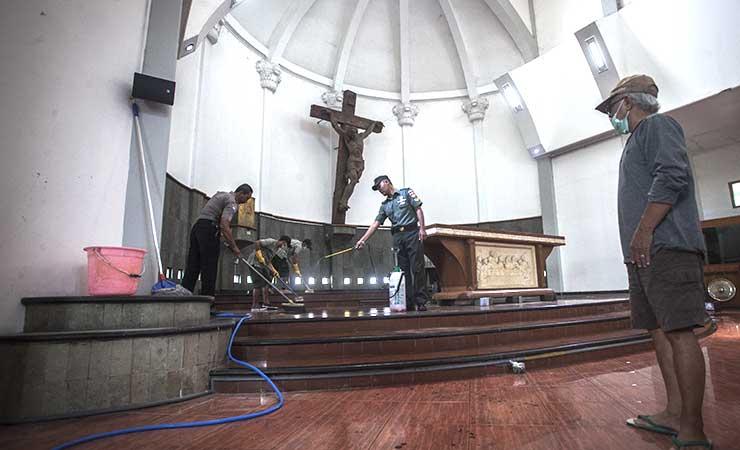 Bersama-sama membersihkan Gereja St Lidwina pasca serangan teroris