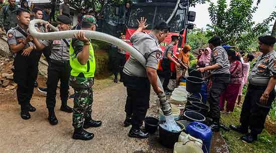 TNI-Polri mendistribusikan air bersih