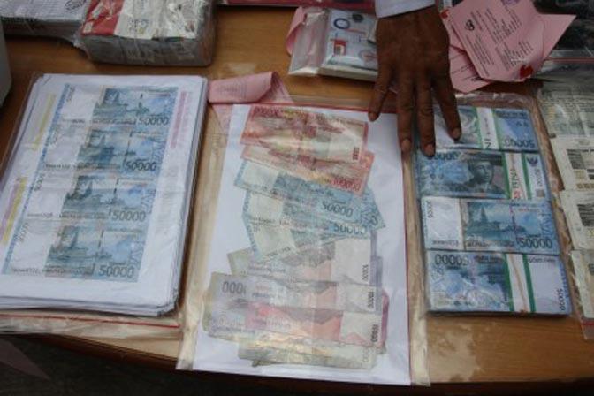 Polisi Bekuk Pencetak dan Pengedar Uang Palsu di Jabar