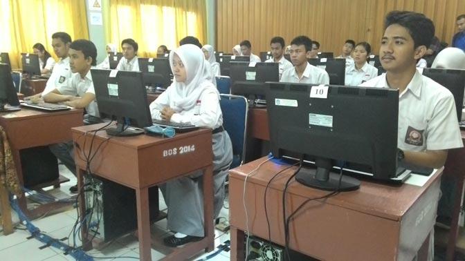 Pelaksanaan UN Online Tingkat SMA. Foto: KBR/Rafik Meilana