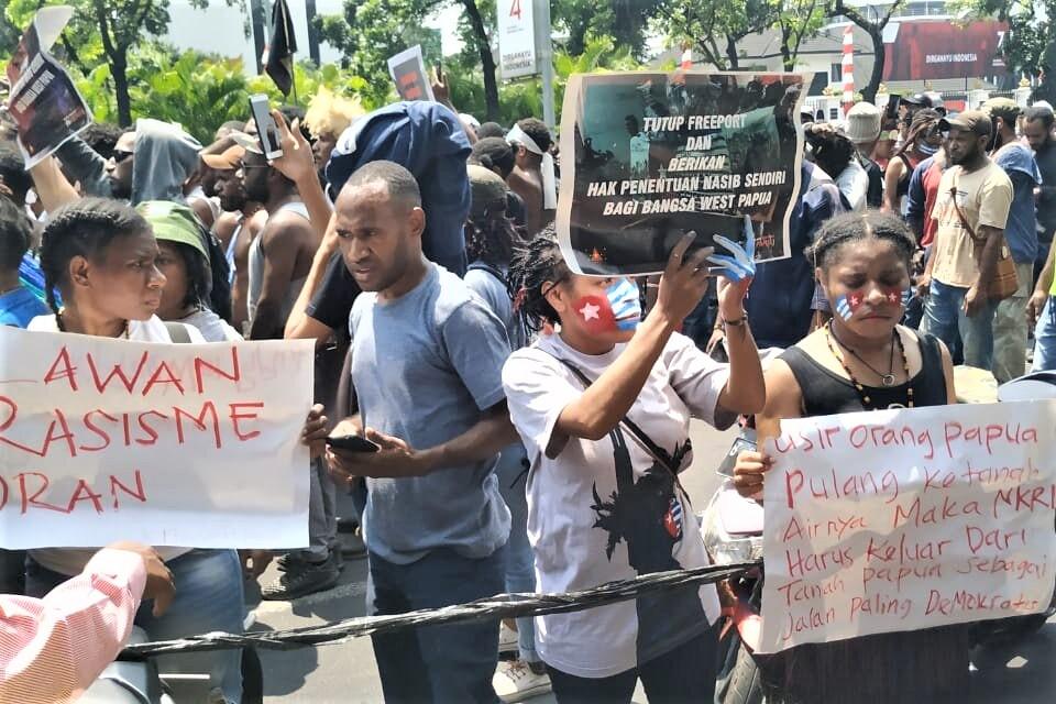 Aliansi Mahasiswa  Papua Unjuk Rasa Tolak Rasisme  di Depan Markas Tentara