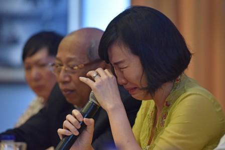 Istri Gubernur DKI Jakarta nonaktif Basuki Tjahaja Purnama alias Ahok, Veronica Tan menangis ketika 