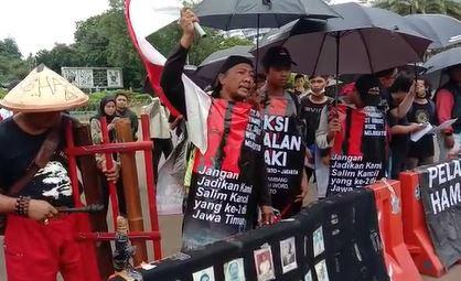 Demi Tolak Tambang, Tiga Warga Mojokerto Jalan Kaki ke Jakarta