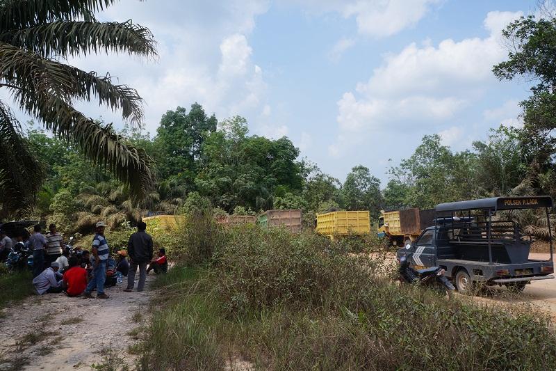Warga Pangkalan Bun Blokir Jalan Pabrik Kelapa Sawit Grup Medco