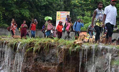 Polisi Menyisir Kampung, Warga Yapen Papua Mengungsi