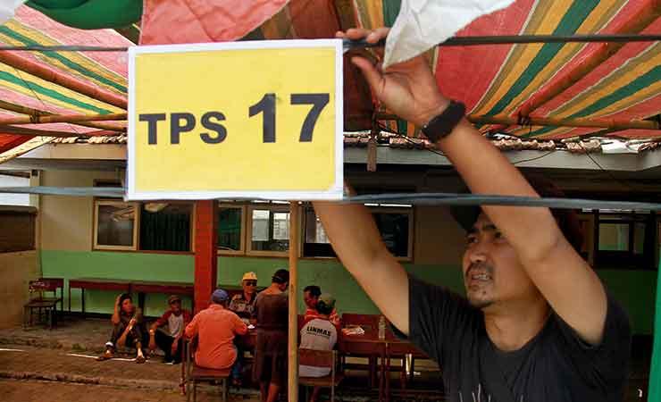 Warga sedang mempersiapkan TPS Pemilu 2019