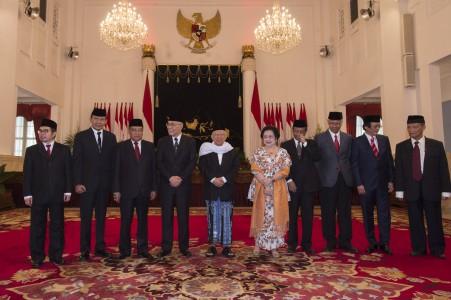 Ilustrasi: Kepala UKP Yudi Latif dan Dewan Pengarah usai dilantik Presiden pada 7 Juni 2017. (Foto: 